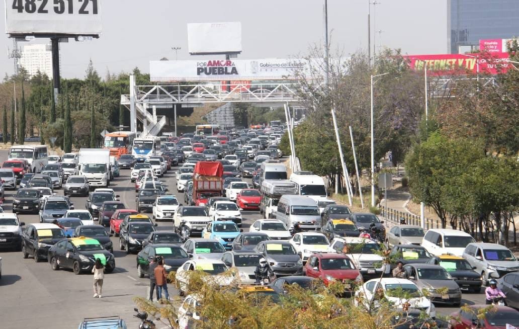 Caos vial en Puebla por manifestación de taxis piratas