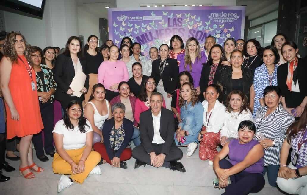 Colocan mural conmemorativo por el 8M en el ayuntamiento de Puebla
