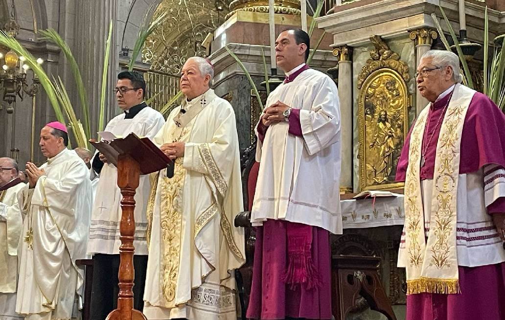 Arzobispo de Puebla preside la Misa Crismal en Catedral y la renovación de los votos sacerdotales