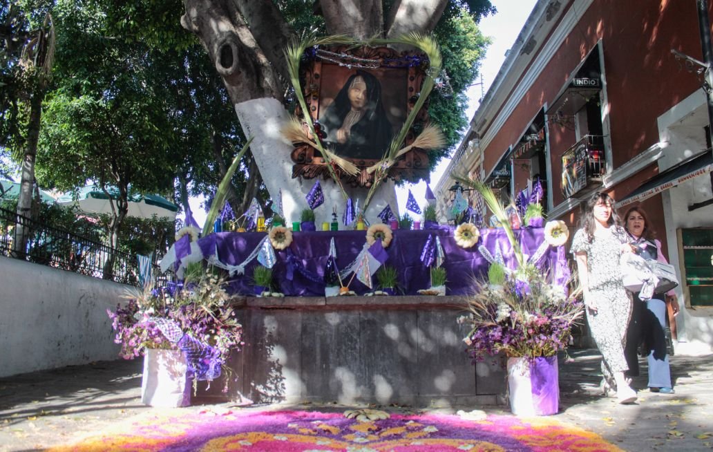 Para preservar la tradiciones, anticuarios de Los Sapos instalan altar de la Virgen de Dolores