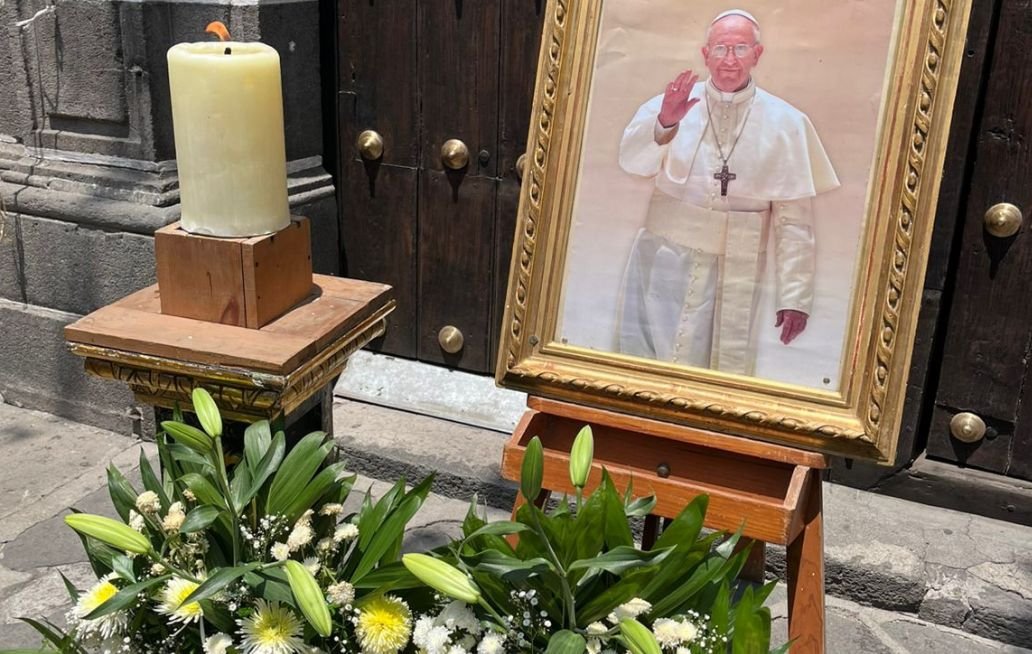 Repican las campanas de Catedral de Puebla en señal de duelo por el Papa Francisco