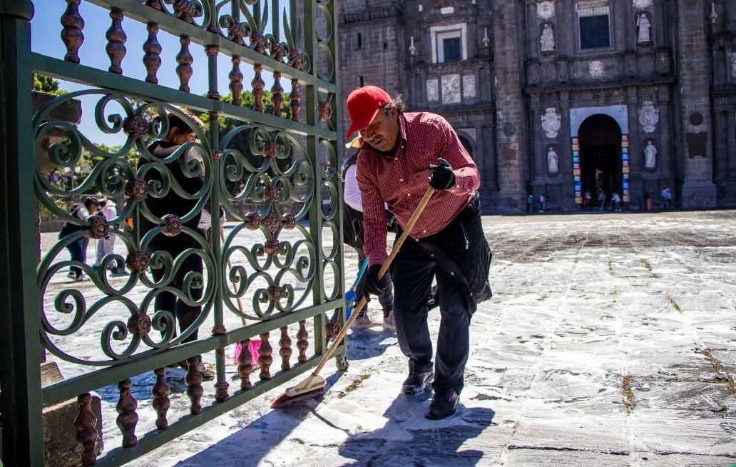 Se prepara la Ciudad de Puebla para recibir a turistas y locales con limpieza integral en templos históricos