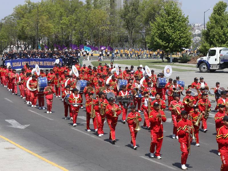 realizan el pase de revista