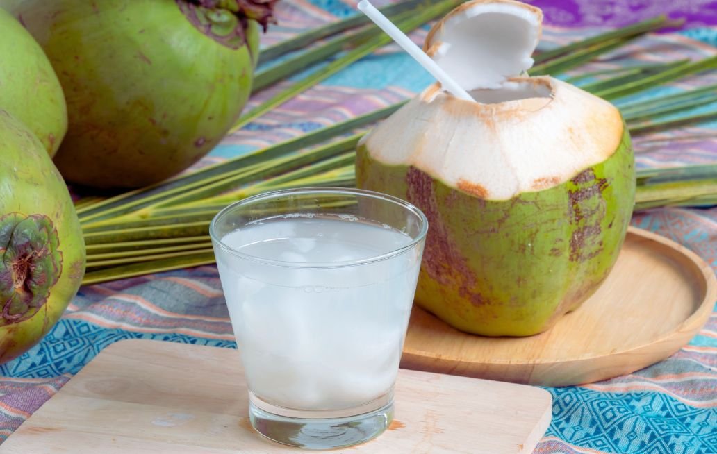 10 beneficios a la salud si tomas agua de coco