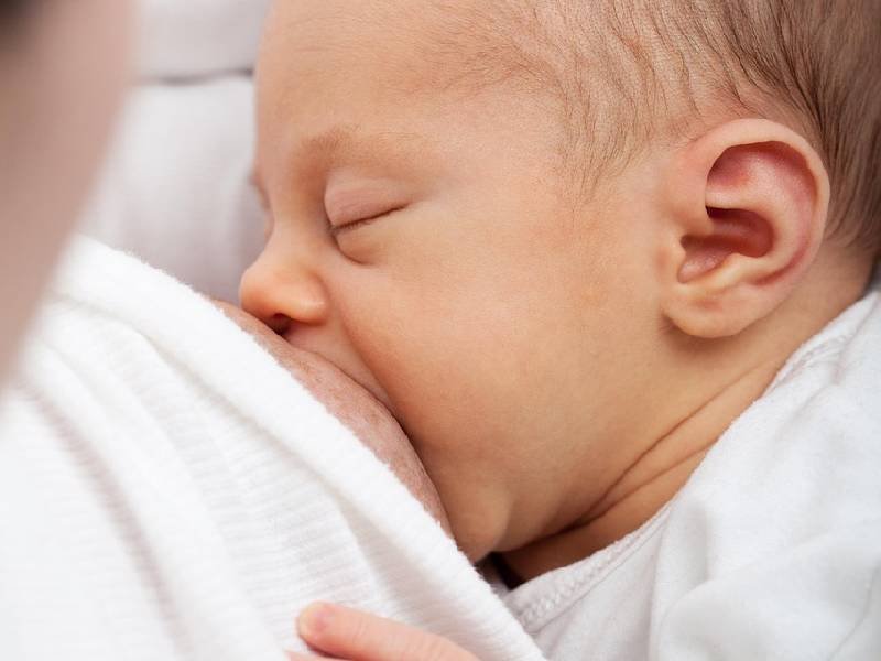 La leche materna es buena para el bebé