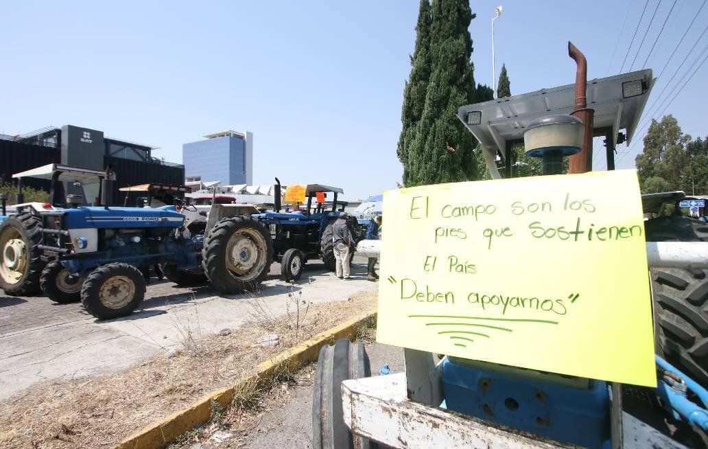 Protestan agricultores frente al SAT Puebla en demanda de devolución de impuestos