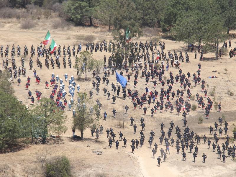en medio de uniformes impecables