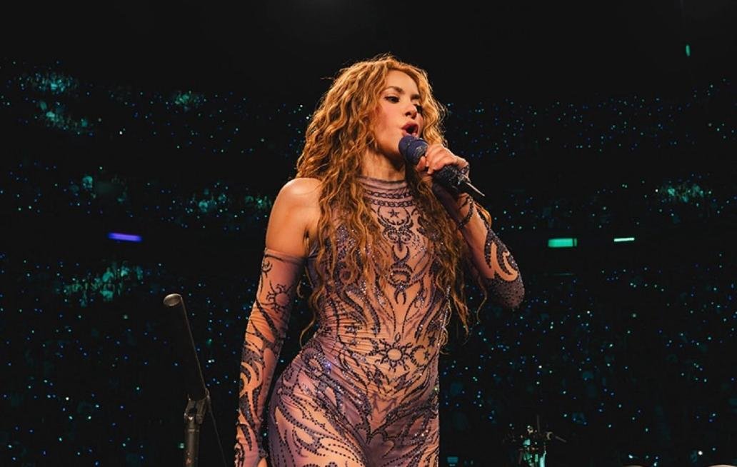 Shakira sufre caída durante concierto en Montreal