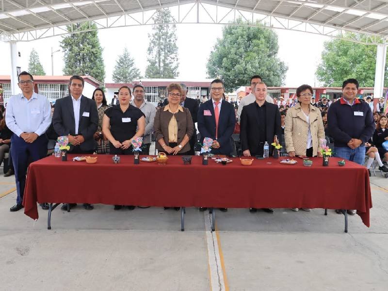 tambien agradecio el director