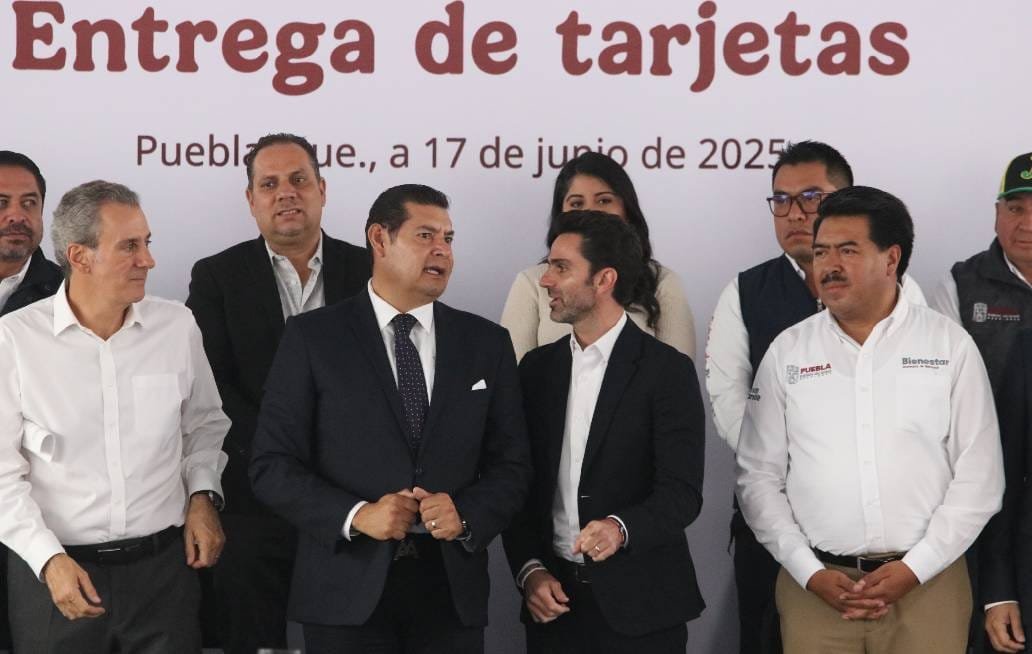 Encabeza el gobernador de Puebla la entrega de tarjetas del Programa Pensión para el Bienestar