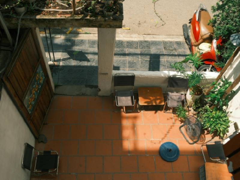 Foto de Thuan Pham: https://www.pexels.com/es-es/foto/patio-encantador-con-plantas-y-scooter-32330609/