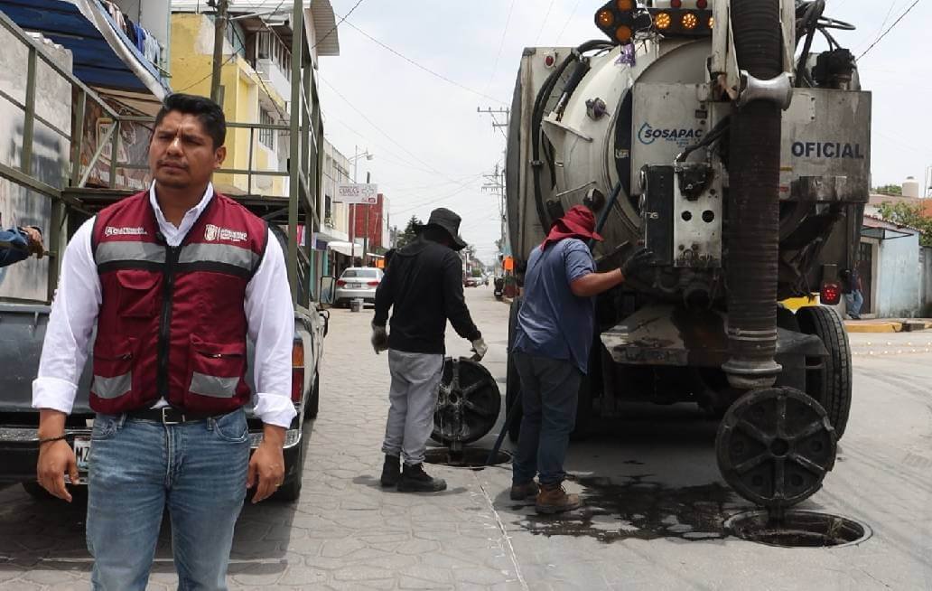 Omar Muñoz supervisa labores de desazolve previas al inicio de la Feria de Cuautlancingo