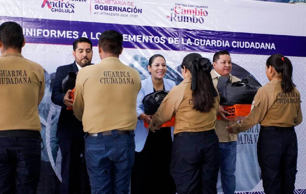 Presidenta de San Andrés Cholula entregó uniformes a elementos de la Guardia Ciudadana