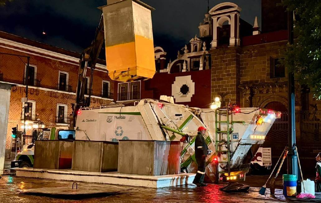 Realiza OOSL segunda intervención de limpieza en contenedores soterrados del Zócalo de Puebla Realiza OOSL segunda intervención de limpieza en contenedores soterrados del Zócalo de Puebla