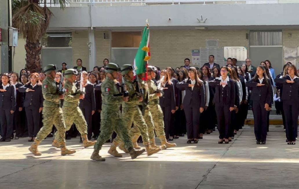 SEP y Sedena refuerzan la identidad nacional con ceremonia de abanderamiento en el BINE