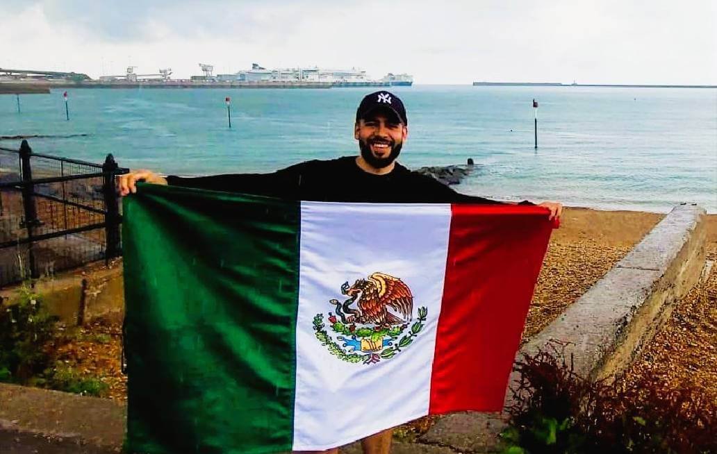 Cruza poblano el Canal de La Mancha y emula hazaña de su padre