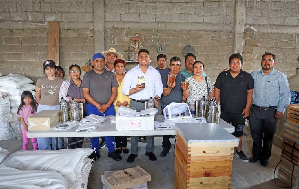 Dona Omar Muñoz mitad de su sueldo a apicultores de Cuautlancingo