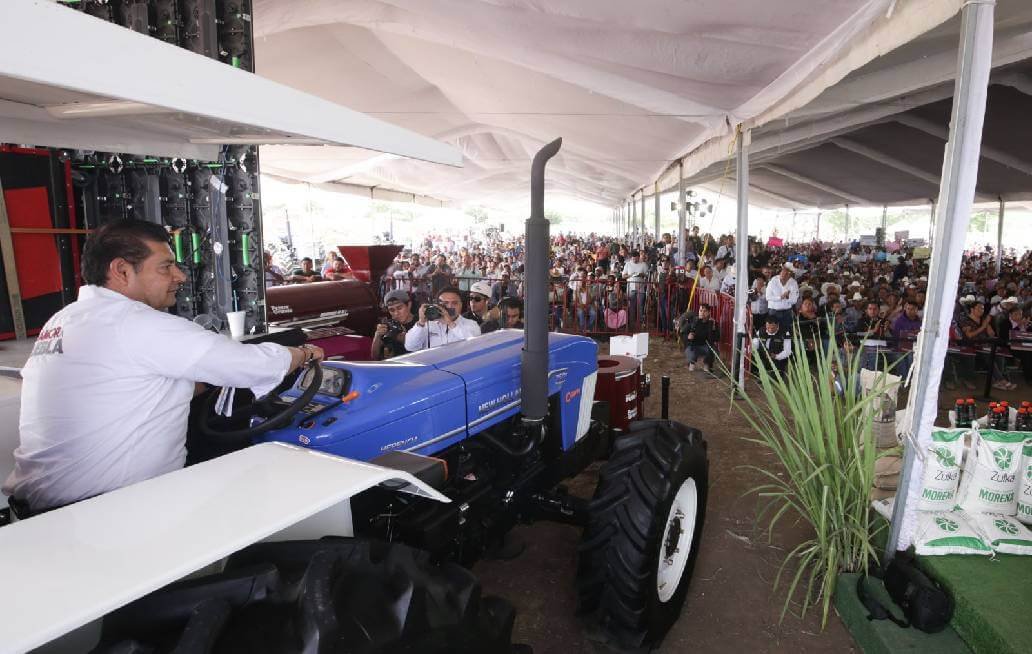 Gobierno de Puebla entrega maquinaria e insumos por más de mil 600 mdp en Izúcar Gobierno de Puebla entrega maquinaria e insumos por más de mil 600 mdp en Izúcar