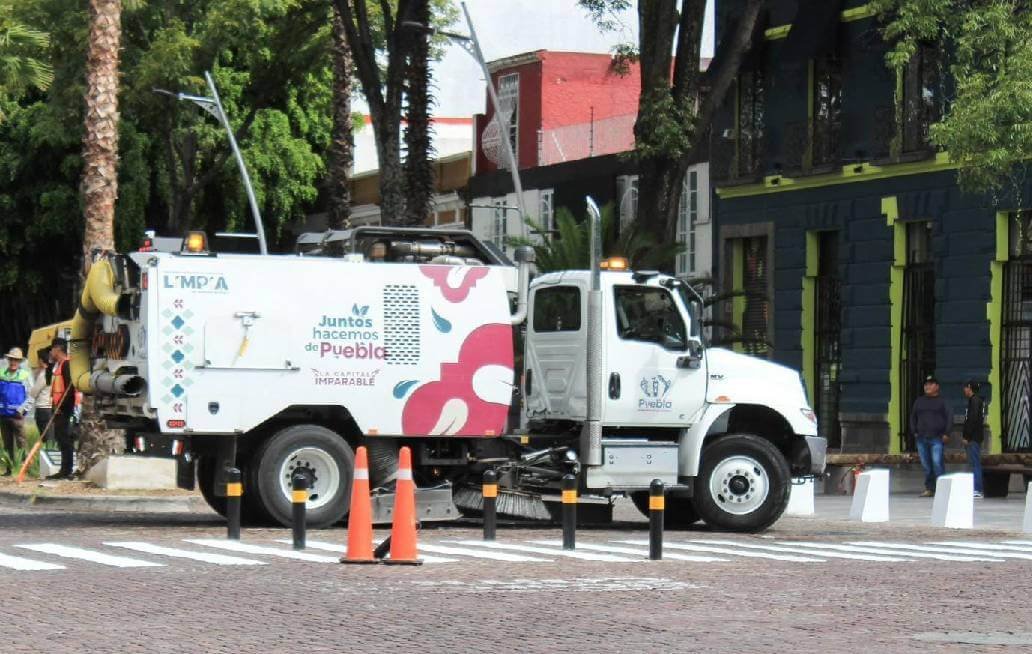 Refuerza Gobierno de la Ciudad de Puebla limpieza urbana con barredoras mecánicas para prevenir inundaciones