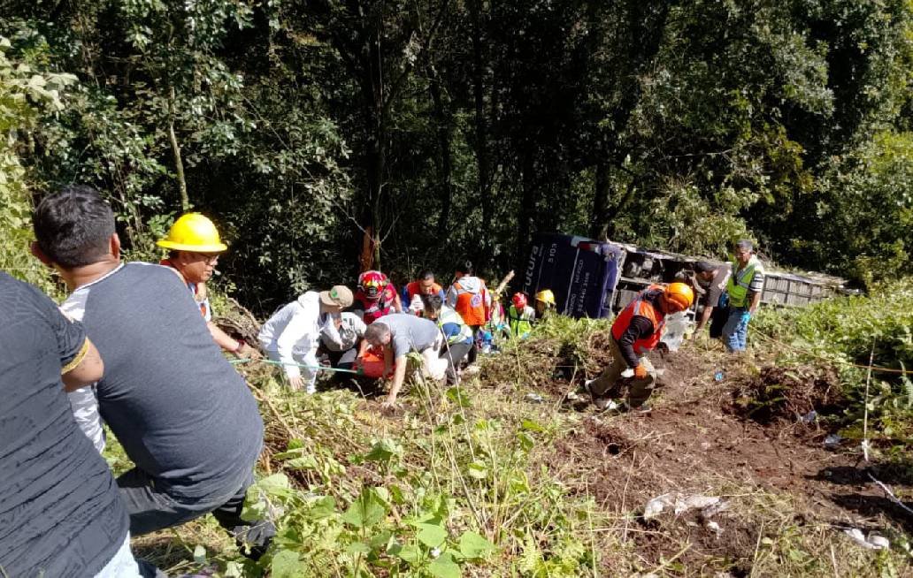 Accidente de autobús en la carretera México-Tuxpan deja tres muertos y 21 lesionados