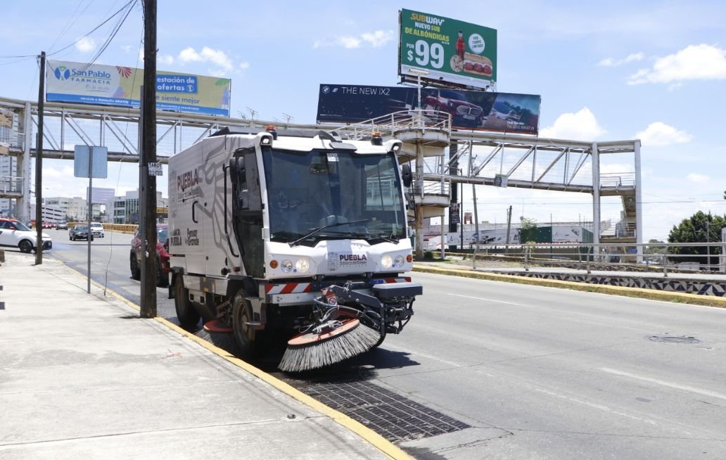 Con barredoras mecánicas Gobierno Estatal atiende siete vialidades principales en Puebla Capital de Puebla