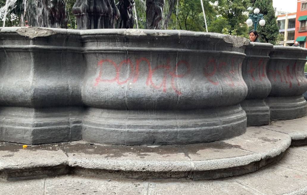 Reporta ayuntamiento de Puebla daños a la fuente de San Miguel en el zócalo tras manifestación Reporta ayuntamiento de Puebla daños a la fuente de San Miguel en el zócalo tras manifestación