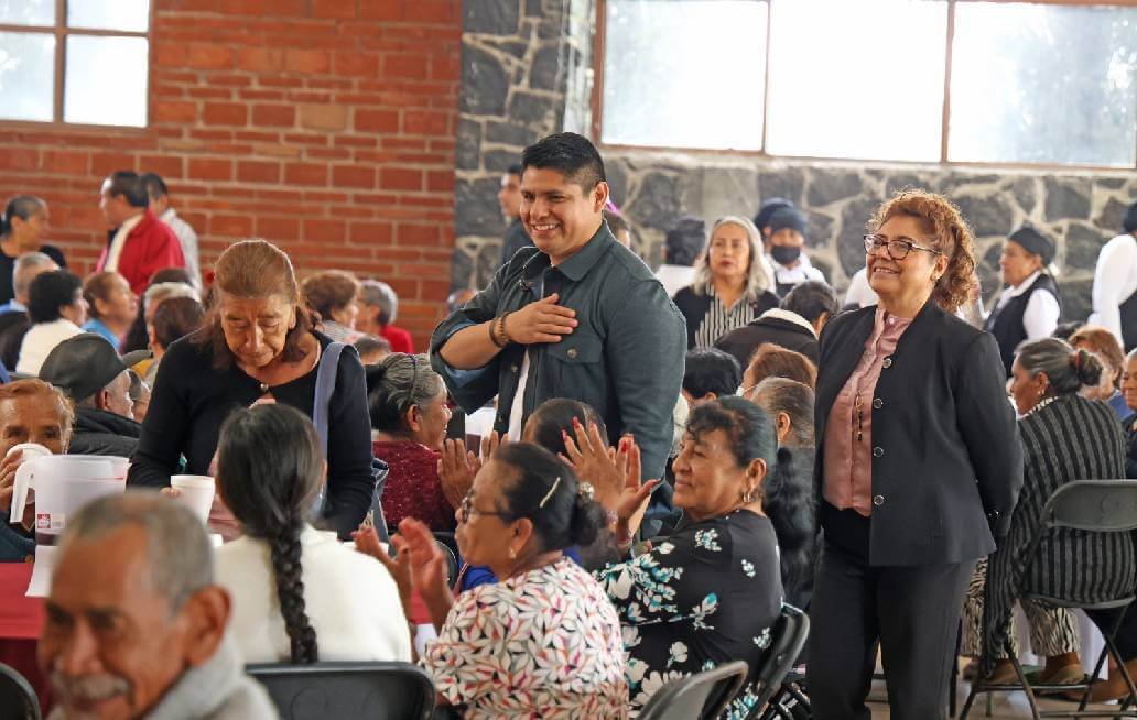 Omar Muñoz y Tere Alfaro festejan a los abuelitos de Cuautlancingo