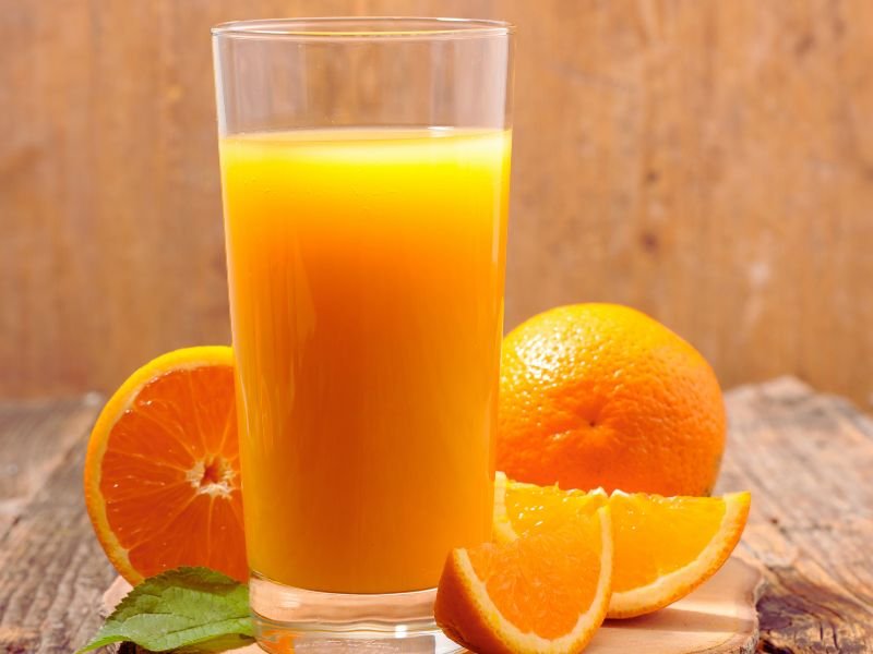 Para evitar complicaciones de salud por tomar jugo de naranja