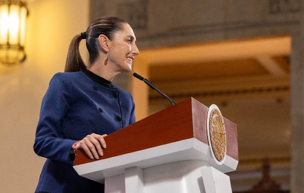 Presenta Sheinbaum emblema de la armadora mexicana de autos eléctricos Olinia