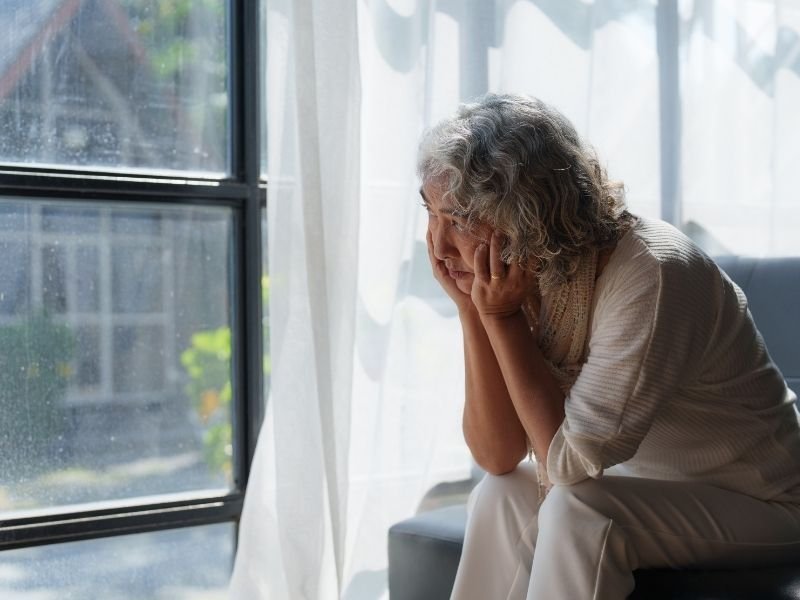 EE. UU. acusa a 13 personas por estafar a adultos mayores