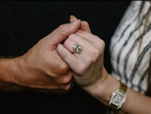 Taylor Swift y Travis Kelce se comprometen