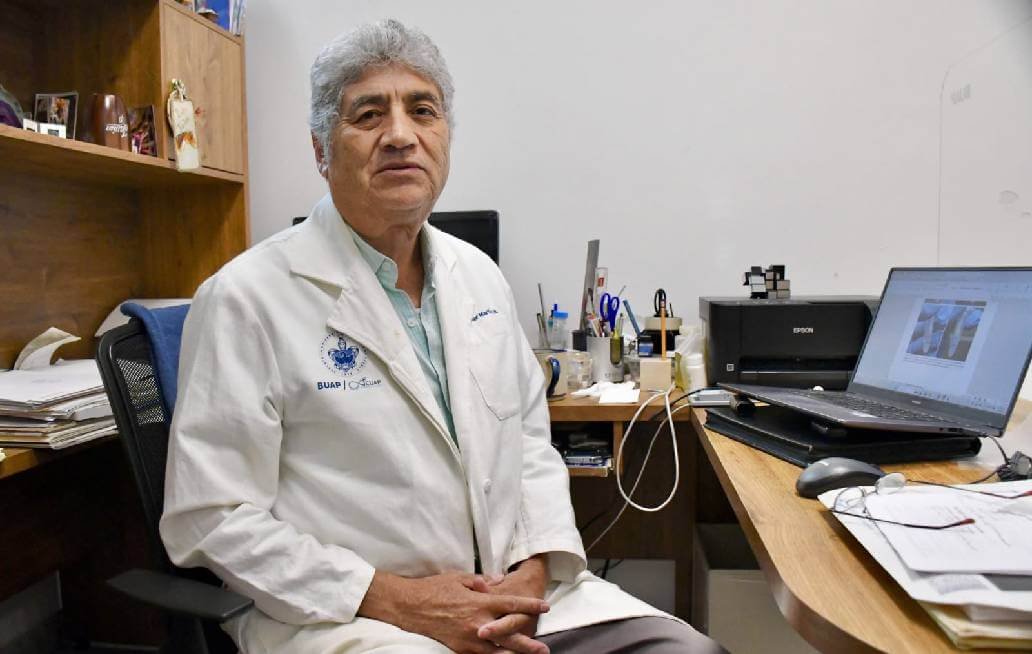 Investigador del ICUAP estudia bacteria capaz de descomponer PET