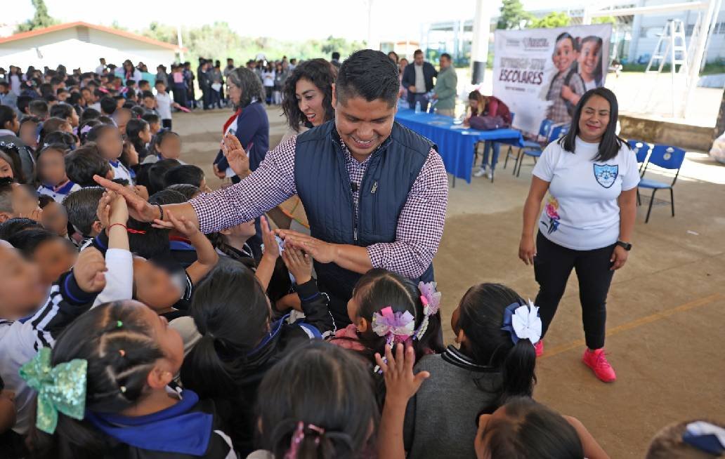 Omar Muñoz y Tere Alfaro continúan entrega de kits escolares Omar Muñoz y Tere Alfaro continúan entrega de kits escolares