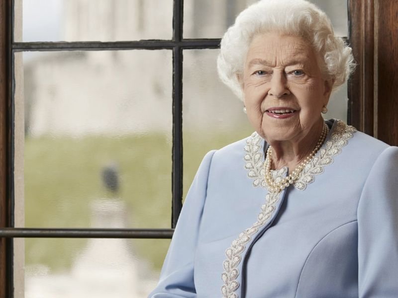 REINA ISABEL II