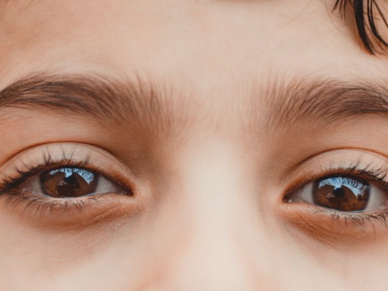 generalmente aparece de manera repentina