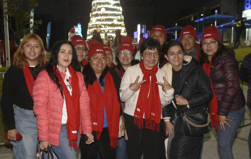 Enciende Rectora árbol de navidad en CU2