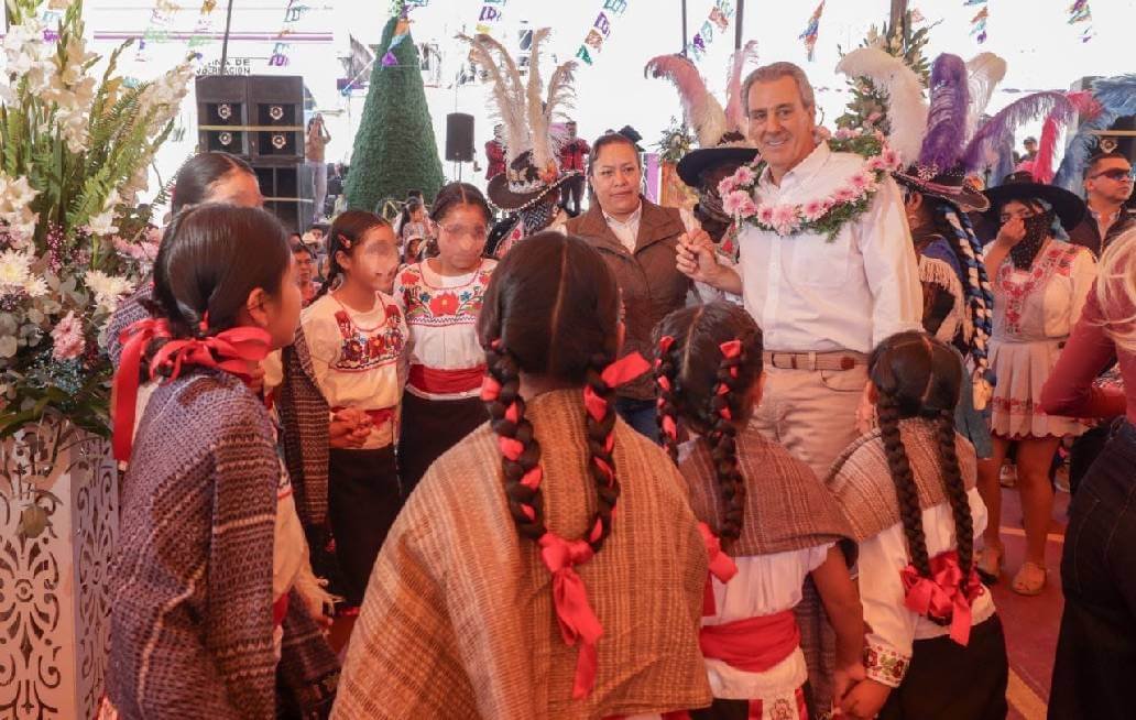 Asiste Chedraui a celebración del Día del Músico y Feria del Esquimole en Canoa