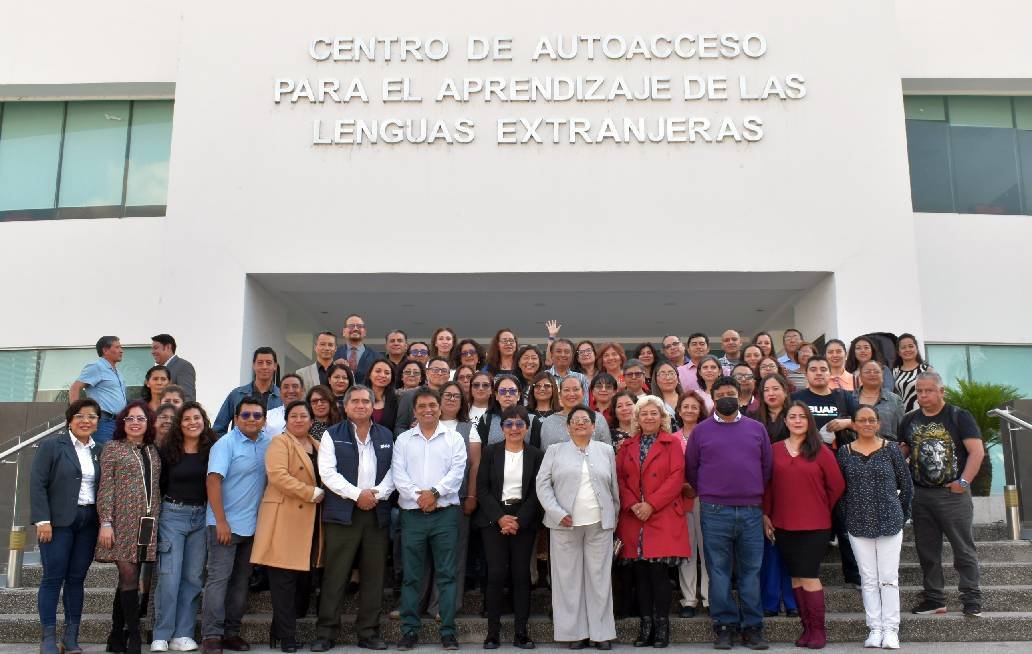 Devela Rectora BUAP placa del aniversario de Formación Universitaria Inglés-Francés