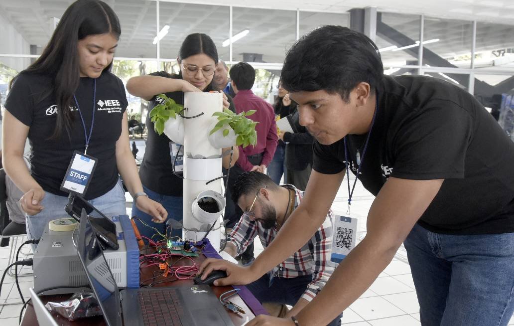 Exponen estudiantes BUAP, miembros de la IEEE, proyectos de ciencia y tecnología