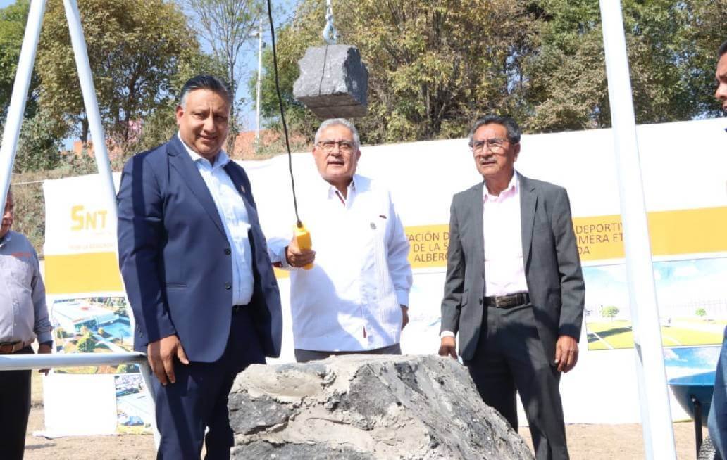 Líder nacional del SNTE visita Puebla para colocar primera piedra de la Escuela de Natación de la sección 51