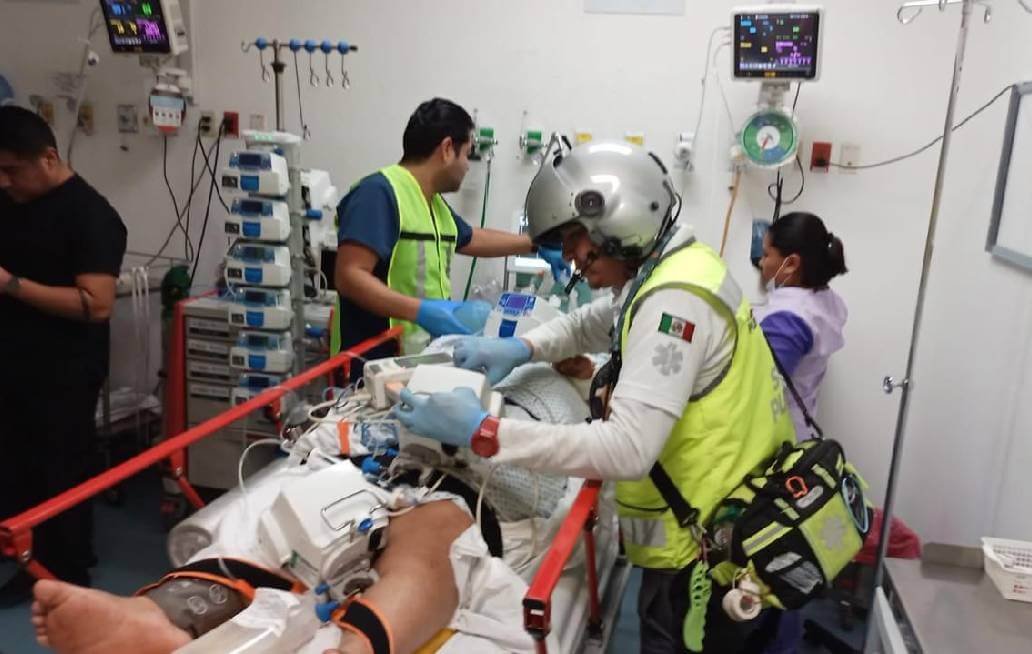 Realizan traslado aéreo de joven con quemaduras desde Acatlán de Osorio