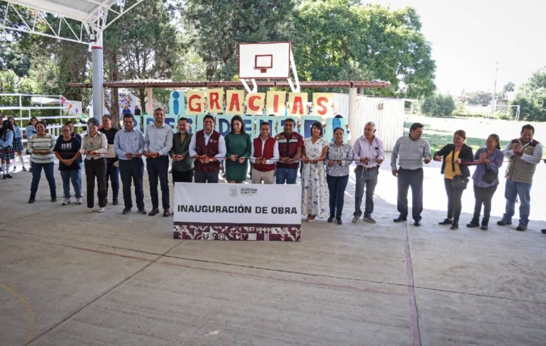 Presidente municipal de Cuautlancingo entrega arco techo del “Bachillerato Octavio Paz”