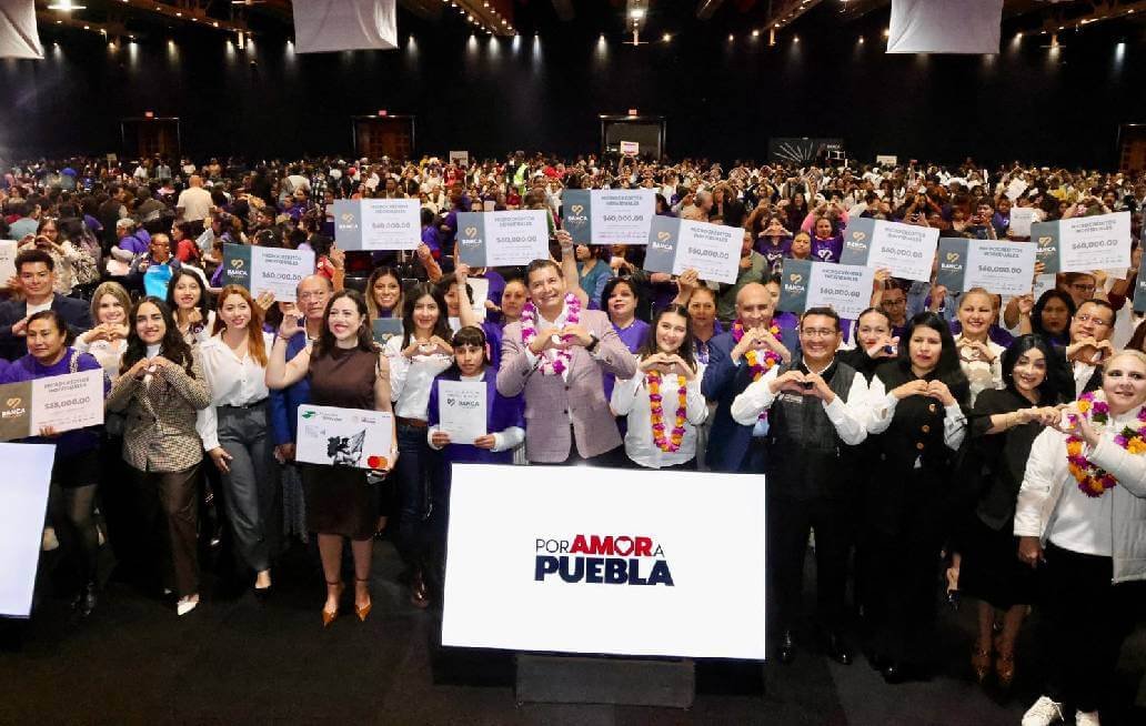 Entrega gobierno de Puebla Microcréditos Individuales y Apoyos Financieros del Programa Banca de la Mujer
