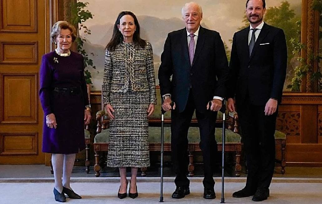 En un mundo donde cada imagen se analiza al milímetro, hay mujeres que entienden que vestir también es comunicar. María Corina Machado es una de ellas. La reciente entrega del Premio Nobel de la Paz en Oslo