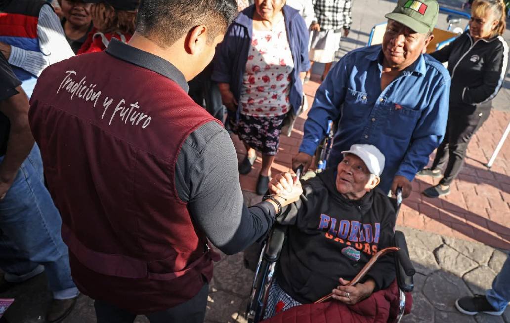 Concluyen Omar Muñoz y Tere Alfaro entrega de chamarras a adultos mayores en Cuautlancingo