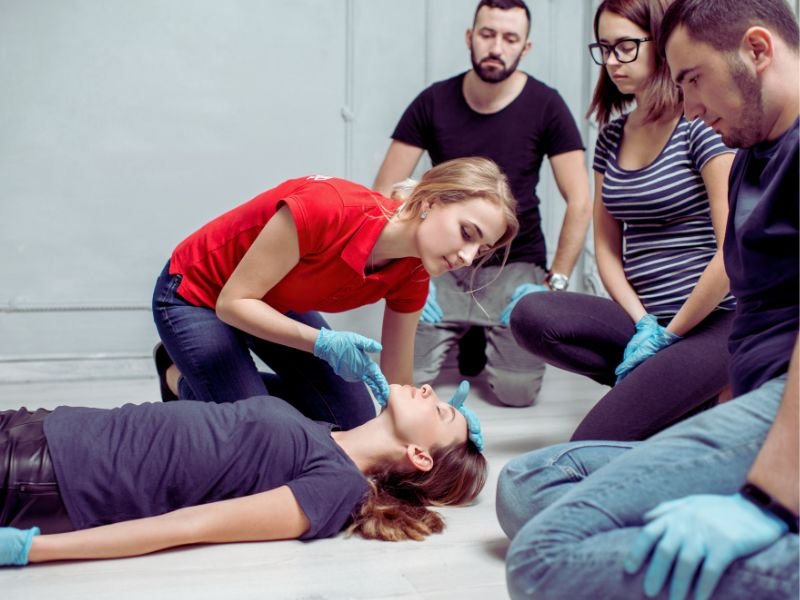 que hacer cuando alguien se desmaya