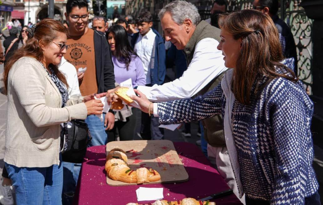 Comparten Chedraui y MariElise rosca de Reyes con poblanas y poblanos