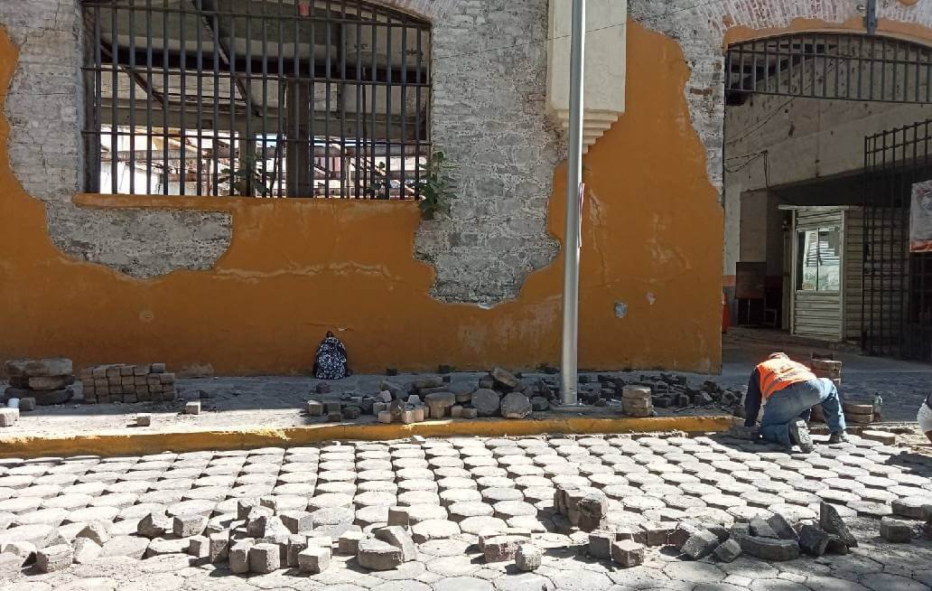 Instruye Chedraui mantenimiento de banquetas en el Centro Histórico