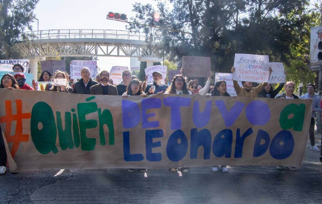 Marcha comunidad de la Ibero Puebla para exigir que se presente con vida a docente