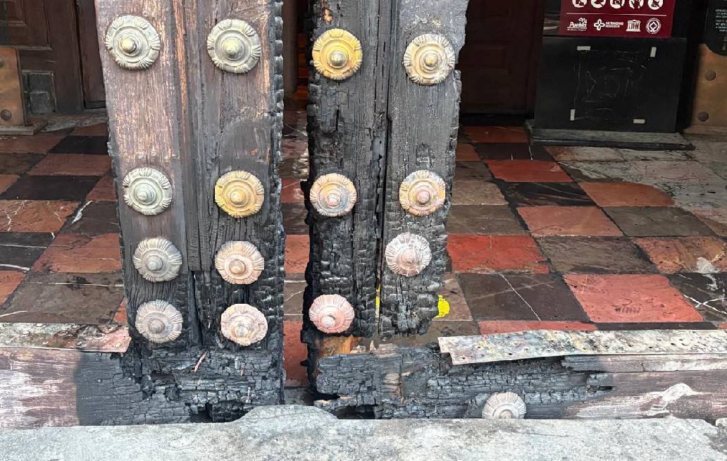 Saltaron rejas para comenter «actos vandálicos» contra puerta norte de la Catedral de Puebla: arquidiócesis
